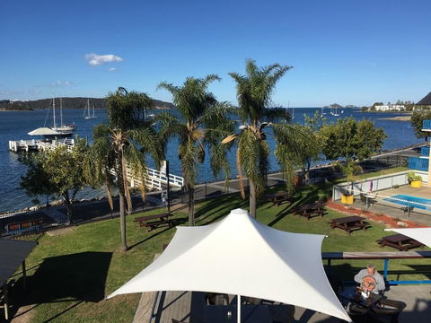 Mariners On The Waterfront - Sunshine Coast Guide 2