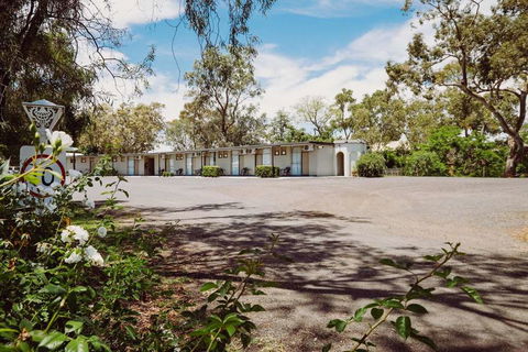 Artesian Spa Motor Inn - Sunshine Coast Guide 1