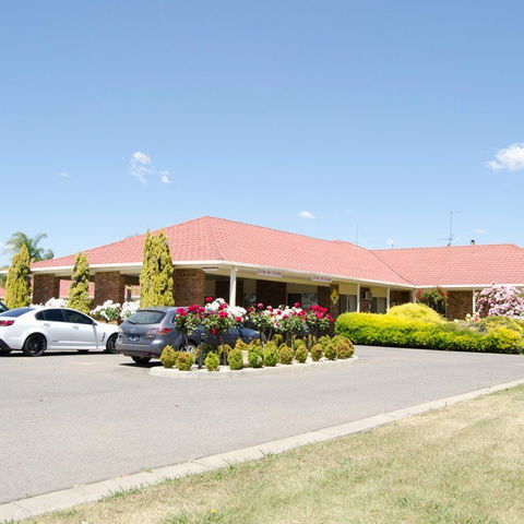 Pines Country Club Motor Inn - Sunshine Coast Guide 0