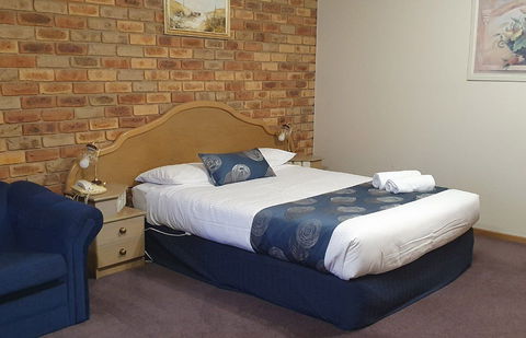 Pines Country Club Motor Inn - Sunshine Coast Guide 2