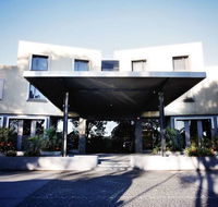 Golden Pebble Hotel - Sunshine Coast Guide