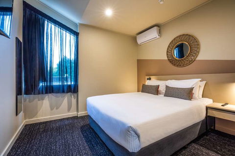 Nightcap At Manhattan Hotel - Sunshine Coast Guide 4