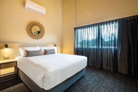 Nightcap At Manhattan Hotel - Sunshine Coast Guide 6