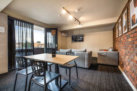 Nightcap At Manhattan Hotel - Sunshine Coast Guide 7