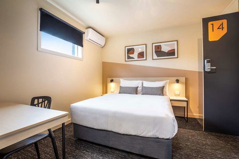 Nightcap At Manhattan Hotel - Sunshine Coast Guide 12