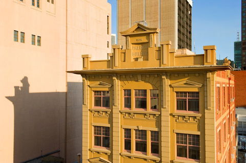 Adelaide Paringa Motel - Sunshine Coast Guide 0