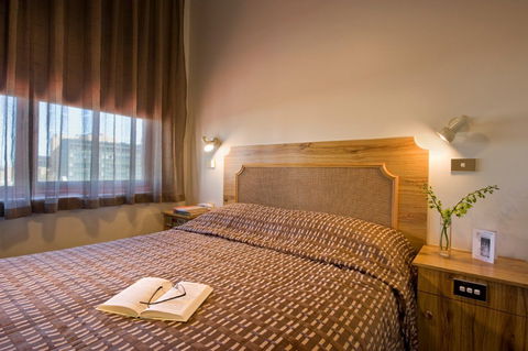 Adelaide Paringa Motel - Sunshine Coast Guide 1