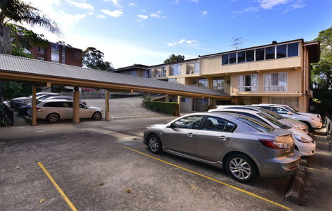 Twin Towers Inn - Sunshine Coast Guide 1