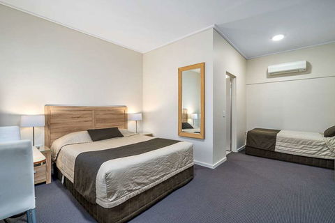 Quality Hotel Sherbourne Terrace - Sunshine Coast Guide 2
