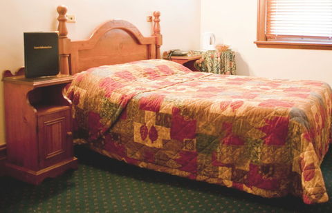 O'Malleys Hotel - Sunshine Coast Guide 1