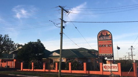 Across Country Motel & Svcd Apts - Sunshine Coast Guide 0