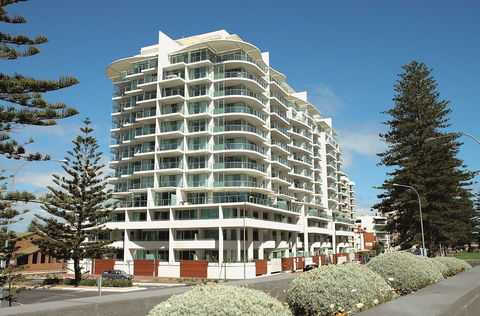 Oaks Liberty Towers - Sunshine Coast Guide 0
