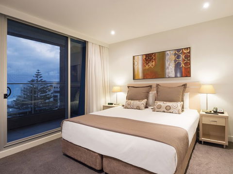 Oaks Liberty Towers - Sunshine Coast Guide 1