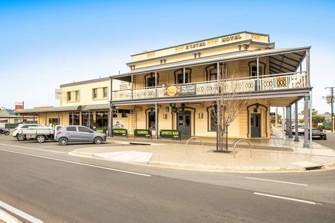 Nightcap At Exeter Hotel - Sunshine Coast Guide 0