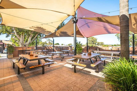 Nightcap At Wanneroo Tavern - Sunshine Coast Guide 1