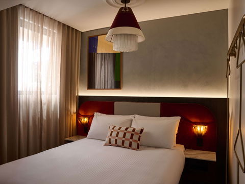 Hotel Morris Sydney - Sunshine Coast Guide 0