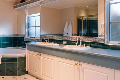 Country Club Villas - Sunshine Coast Guide 2