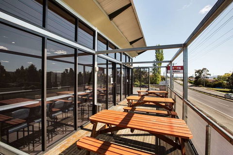 Nightcap At Riverside Hotel - Sunshine Coast Guide 4