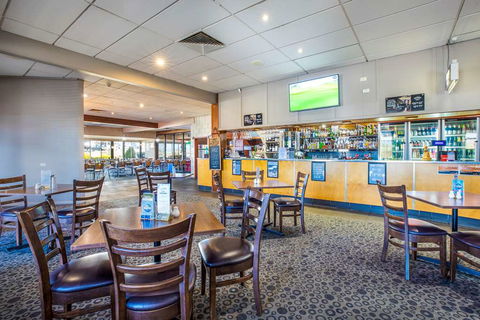 Nightcap At Riverside Hotel - Sunshine Coast Guide 6