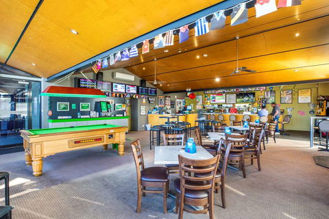 Nightcap At Riverside Hotel - Sunshine Coast Guide 7