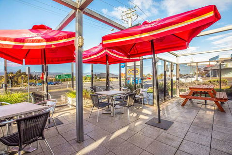 Nightcap At Riverside Hotel - Sunshine Coast Guide 8