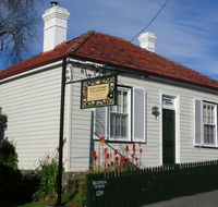 Alice's Cottages - Sunshine Coast Guide