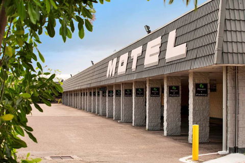 Dalrymple Motel - Sunshine Coast Guide 0