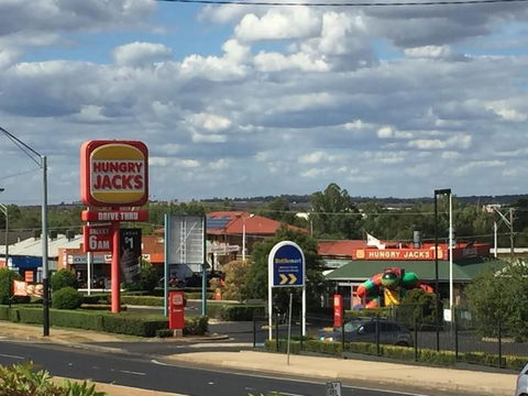 Across Country Motel & Svcd Apts - Sunshine Coast Guide 1