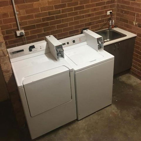 Across Country Motel & Svcd Apts - Sunshine Coast Guide 2