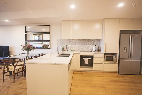 Greenwich Apartment - Sunshine Coast Guide 3