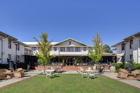 Hotel Kurrajong Canberra - Sunshine Coast Guide 0