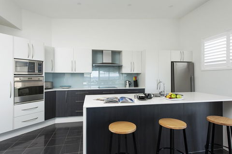 Mollymook Beachfront Penthouse 9 - Sunshine Coast Guide 4