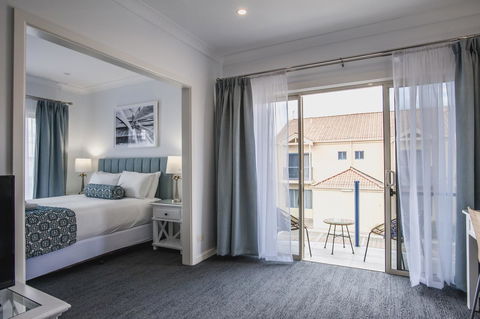 Marina Hotel - Sunshine Coast Guide 8