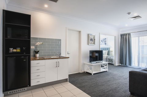 Marina Hotel - Sunshine Coast Guide 12