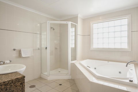 Marina Hotel - Sunshine Coast Guide 2