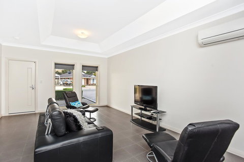 'The Hidden Diamond' - Normanville - Sunshine Coast Guide 13