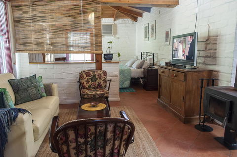 Trevalia Accommodation - Sunshine Coast Guide 1
