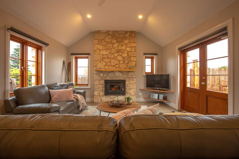 Lucy's Cottage - Sunshine Coast Guide 0