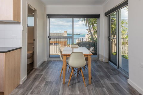 Bay 10 - Suites And Apartments - Sunshine Coast Guide 12