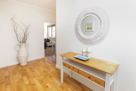 Bay 10 - Suites And Apartments - Sunshine Coast Guide 14