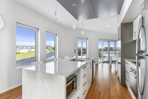 Aloha Waterfront Properties - Sunshine Coast Guide 15
