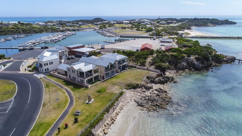 Aloha Waterfront Properties - Sunshine Coast Guide 0