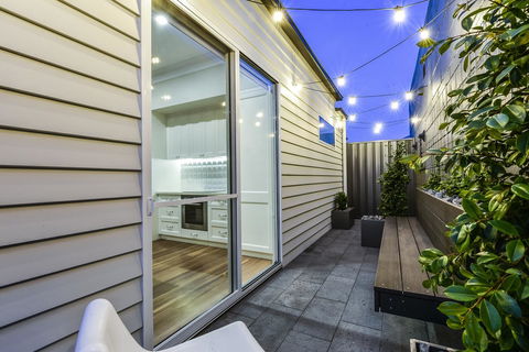 Aloha Central Luxury Apartments - Sunshine Coast Guide 13
