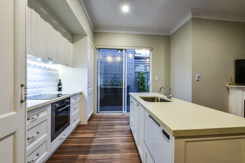Aloha Central Luxury Apartments - Sunshine Coast Guide 10