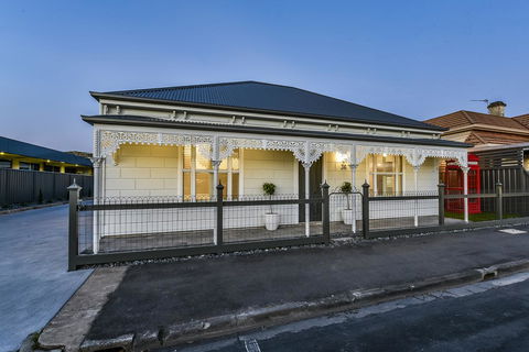 Aloha Central Luxury Apartments - Sunshine Coast Guide 12