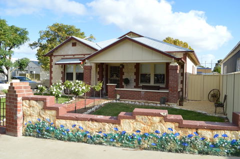 Two Cow Cottage Bed & Breakfast - Sunshine Coast Guide 15