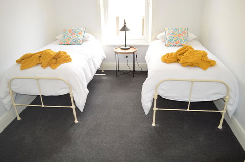 Two Cow Cottage Bed & Breakfast - Sunshine Coast Guide 20