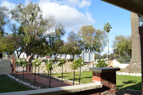 Two Cow Cottage Bed & Breakfast - Sunshine Coast Guide 31