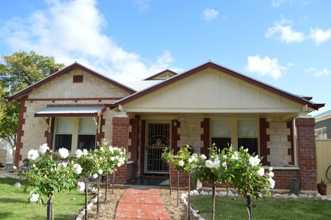 Two Cow Cottage Bed & Breakfast - Sunshine Coast Guide 1
