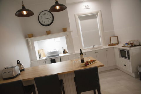 Two Cow Cottage Bed & Breakfast - Sunshine Coast Guide 33